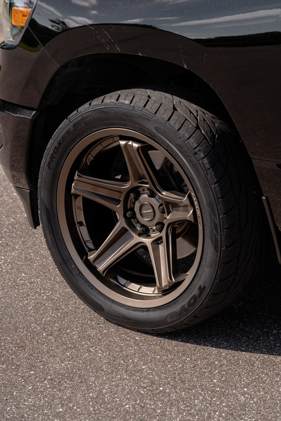 RAM 1500 DEFIANT WHEELS DF07 BRONZE 22X10 305X40X22 TOYO TIRES STOCK SUSPENSION
