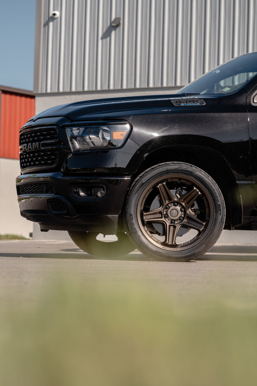 RAM 1500 DEFIANT WHEELS DF07 BRONZE 22X10 305X40X22 TOYO TIRES STOCK SUSPENSION
