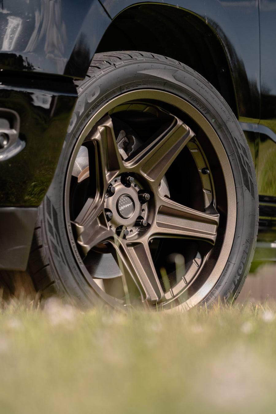 RAM 1500 DEFIANT WHEELS DF07 BRONZE 22X10 305X40X22 TOYO TIRES STOCK SUSPENSION
