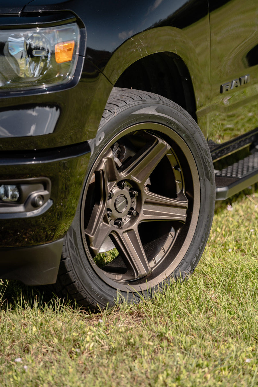 RAM 1500 DEFIANT WHEELS DF07 BRONZE 22X10 305X40X22 TOYO TIRES STOCK SUSPENSION