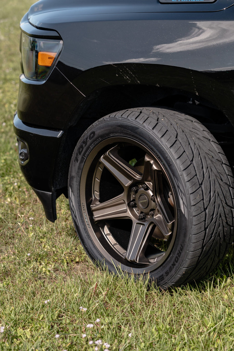 RAM 1500 DEFIANT WHEELS DF07 BRONZE 22X10 305X40X22 TOYO TIRES STOCK SUSPENSION