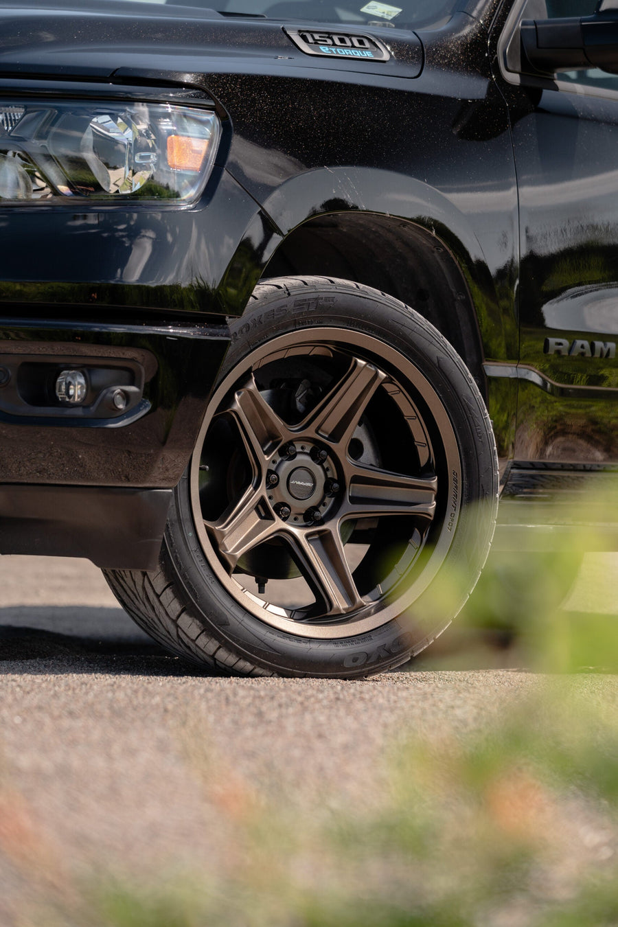 RAM 1500 DEFIANT WHEELS DF07 BRONZE 22X10 305X40X22 TOYO TIRES STOCK SUSPENSION