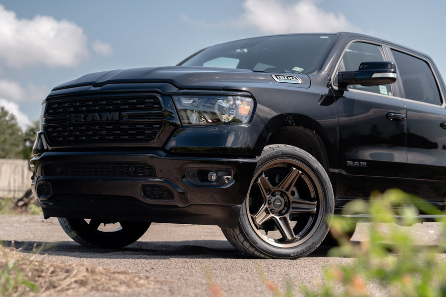 RAM 1500 DEFIANT WHEELS DF07 BRONZE 22X10 305X40X22 TOYO TIRES STOCK SUSPENSION