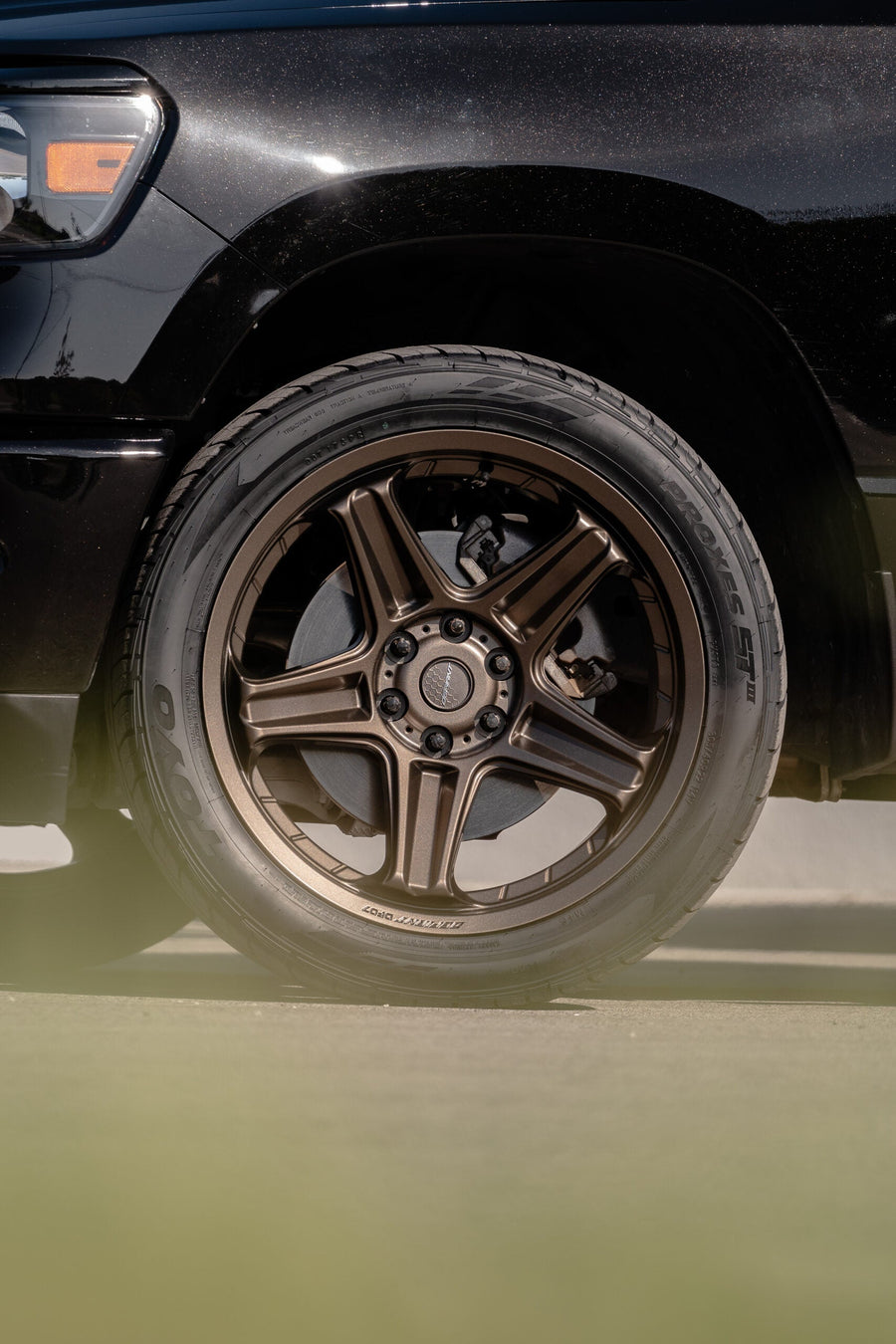 RAM 1500 DEFIANT WHEELS DF07 BRONZE 22X10 305X40X22 TOYO TIRES STOCK SUSPENSION