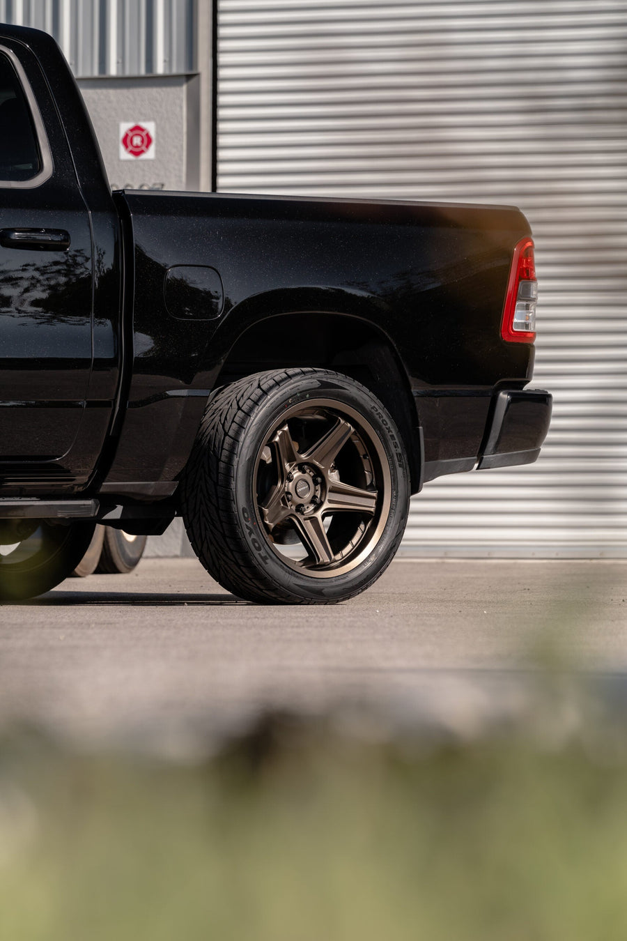 RAM 1500 DEFIANT WHEELS DF07 BRONZE 22X10 305X40X22 TOYO TIRES STOCK SUSPENSION