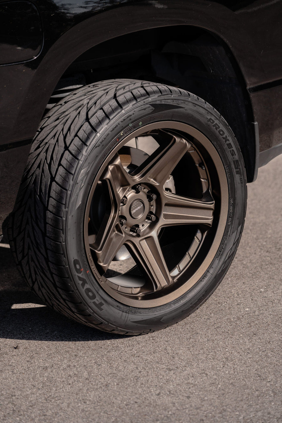 RAM 1500 DEFIANT WHEELS DF07 BRONZE 22X10 305X40X22 TOYO TIRES STOCK SUSPENSION