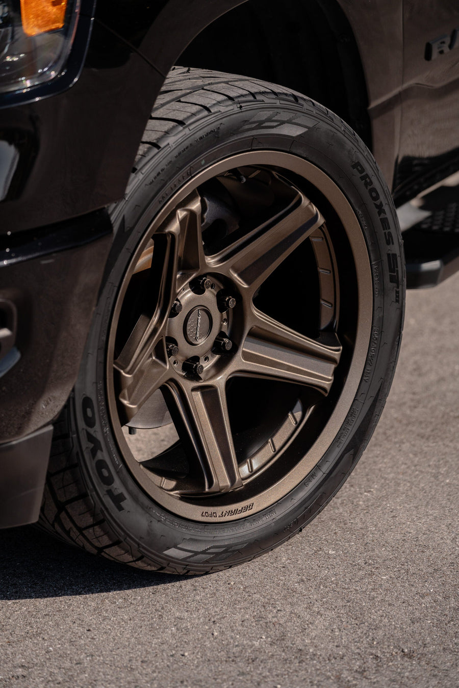 RAM 1500 DEFIANT WHEELS DF07 BRONZE 22X10 305X40X22 TOYO TIRES STOCK SUSPENSION