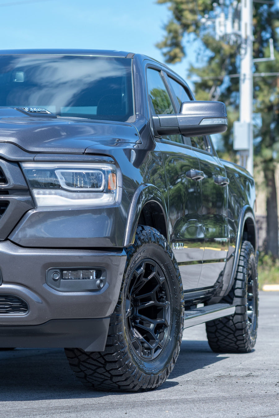 RAM 1500 DF03 DEFIANT WHEELS 18X9 33X12.5X18 NITTO TIRE STOCK SUSPENSION