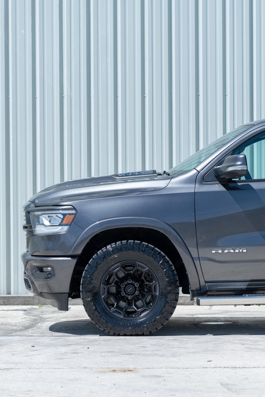 RAM 1500 DF03 DEFIANT WHEELS 18X9 33X12.5X18 NITTO TIRE STOCK SUSPENSION