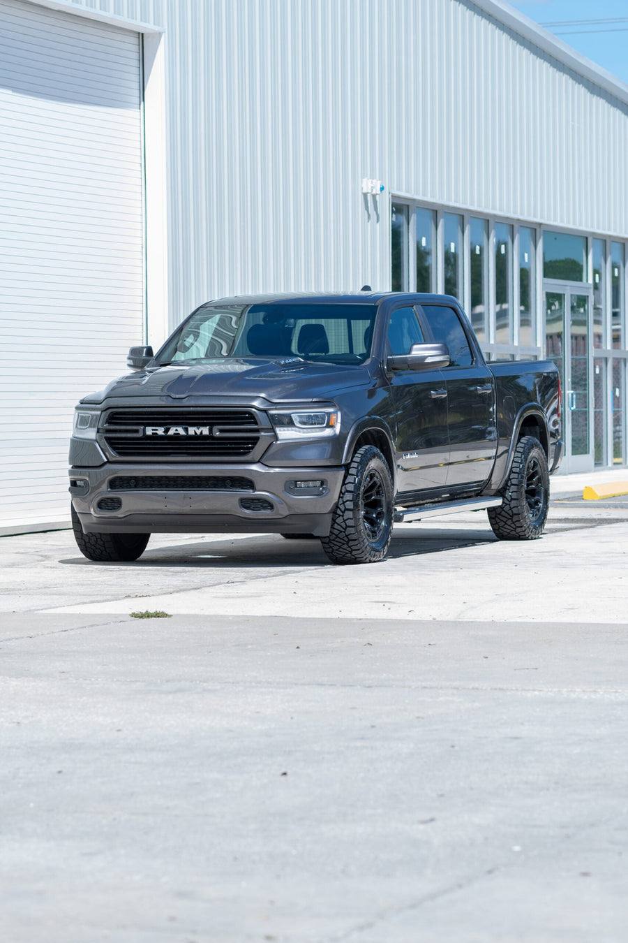 RAM 1500 DF03 DEFIANT WHEELS 18X9 33X12.5X18 NITTO TIRE STOCK SUSPENSION