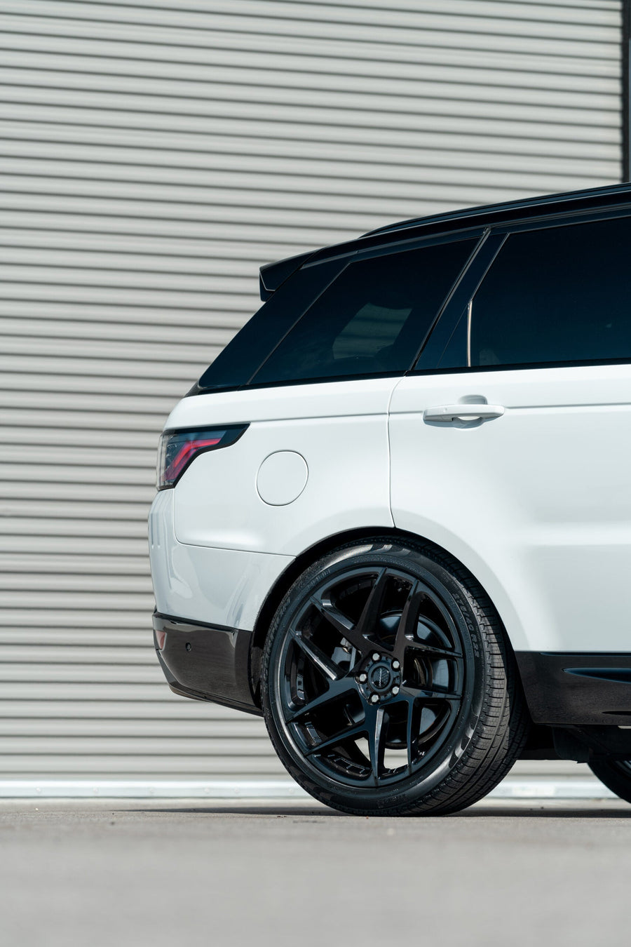 RANGE ROVER SPORT DEFIANT WHEEL DF05 22X10 BLACK RIMS 275X40X22 PIRELLI TIRE