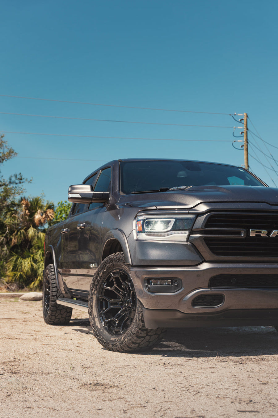 Ram 1500 DEFIANT Wheels Gloss Black DF03 20×9 33x12.5x20 Tire Stock Suspension