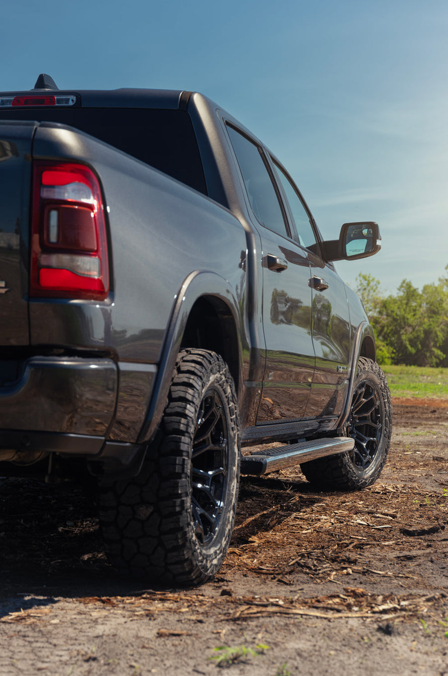 Ram 1500 DEFIANT Wheels Gloss Black DF03 20×9 33x12.5x20 Tire Stock Suspension