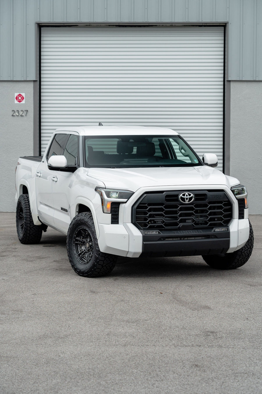 TOYOTA TUNDRA 4PLAY WHEELS S01 17X9 33X12.5X17 NITTO TIRE STOCK SUSPENSION
