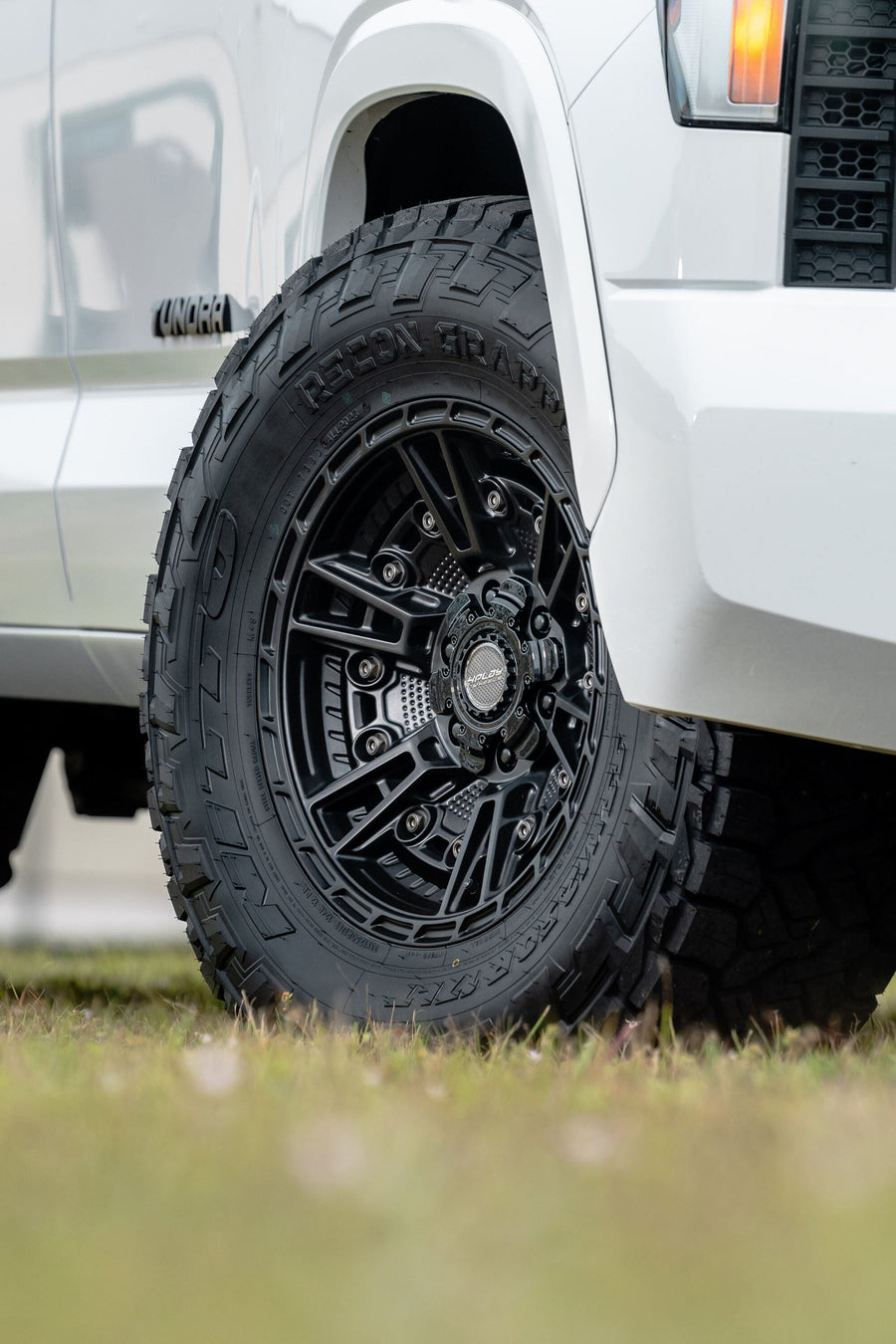 TOYOTA TUNDRA 4PLAY WHEELS S01 17X9 33X12.5X17 NITTO TIRE STOCK SUSPENSION