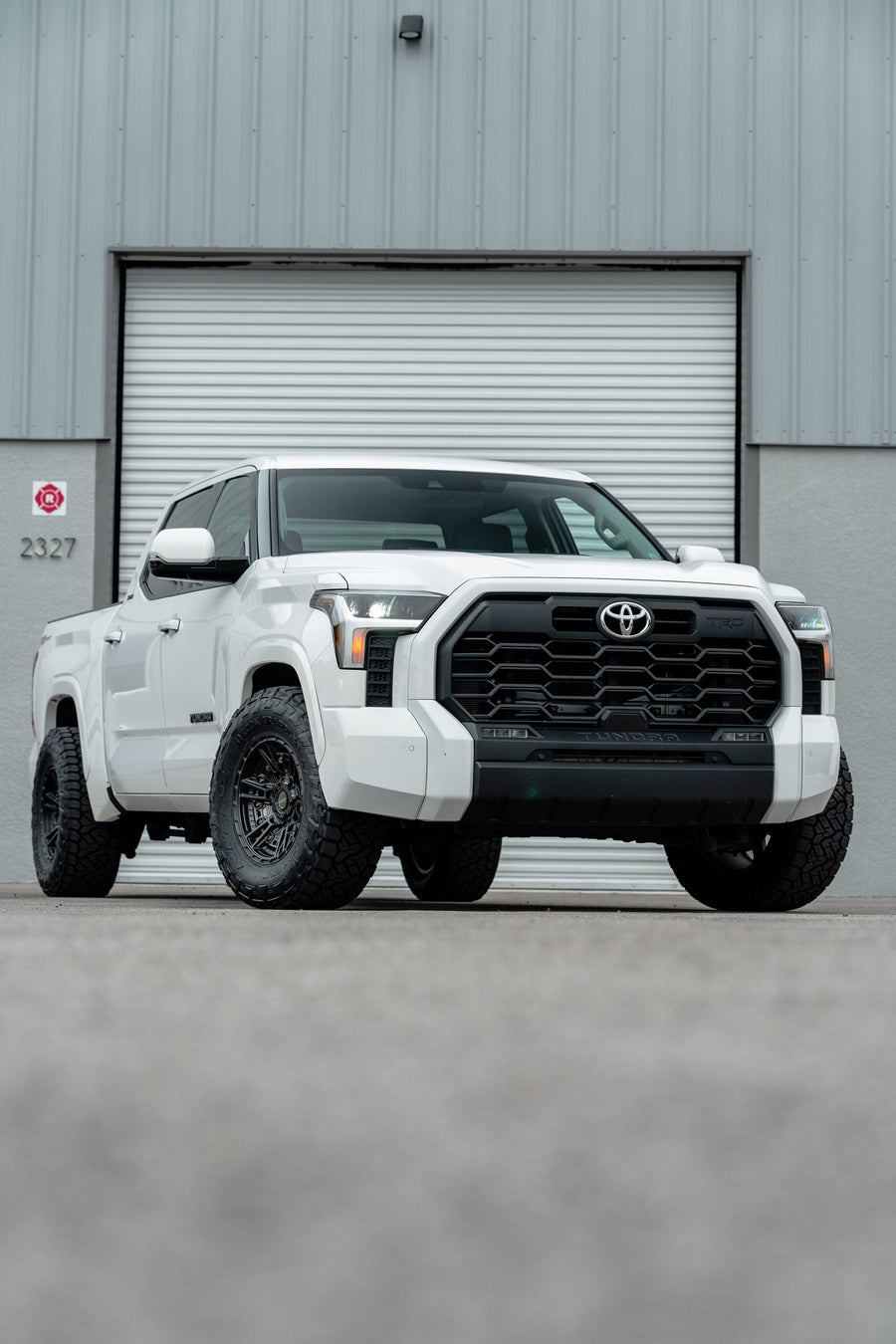 TOYOTA TUNDRA 4PLAY WHEELS S01 17X9 33X12.5X17 NITTO TIRE STOCK SUSPENSION