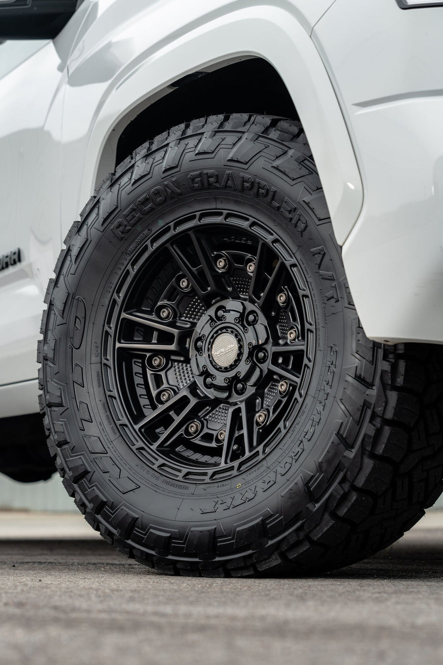 TOYOTA TUNDRA 4PLAY WHEELS S01 17X9 33X12.5X17 NITTO TIRE STOCK SUSPENSION