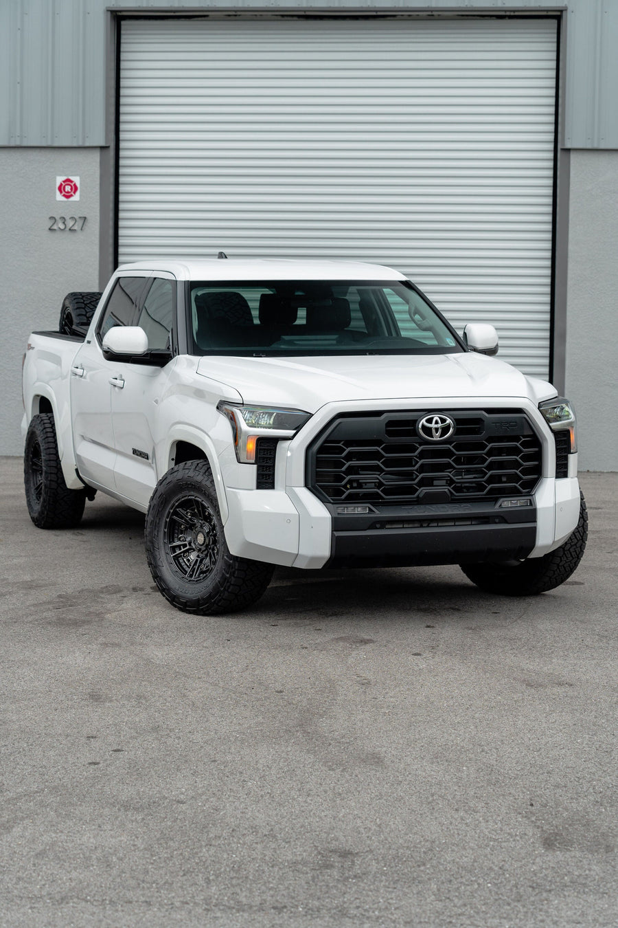 TOYOTA TUNDRA 4PLAY WHEELS S01 17X9 33X12.5X17 NITTO TIRE STOCK SUSPENSION