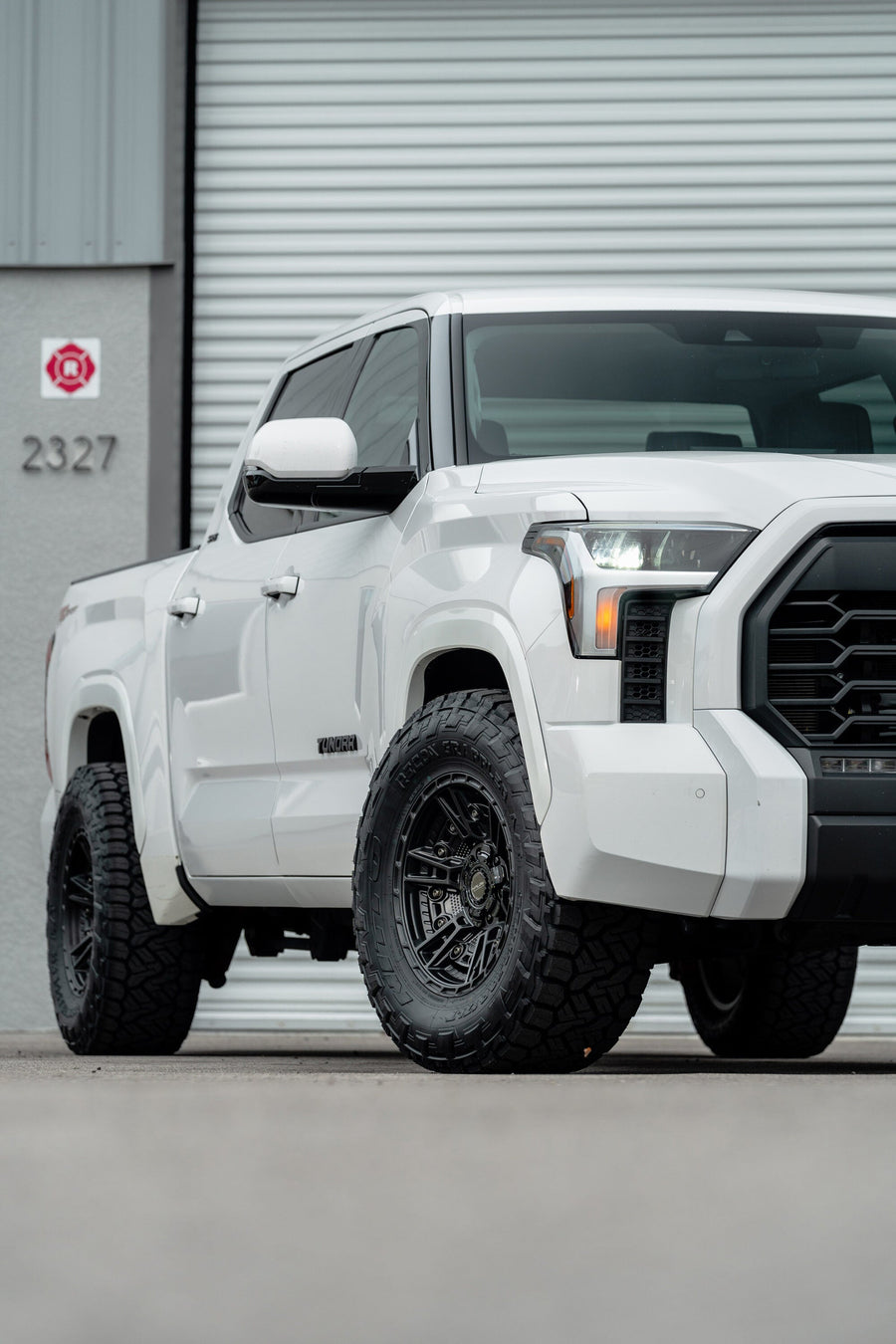 TOYOTA TUNDRA 4PLAY WHEELS S01 17X9 33X12.5X17 NITTO TIRE STOCK SUSPENSION