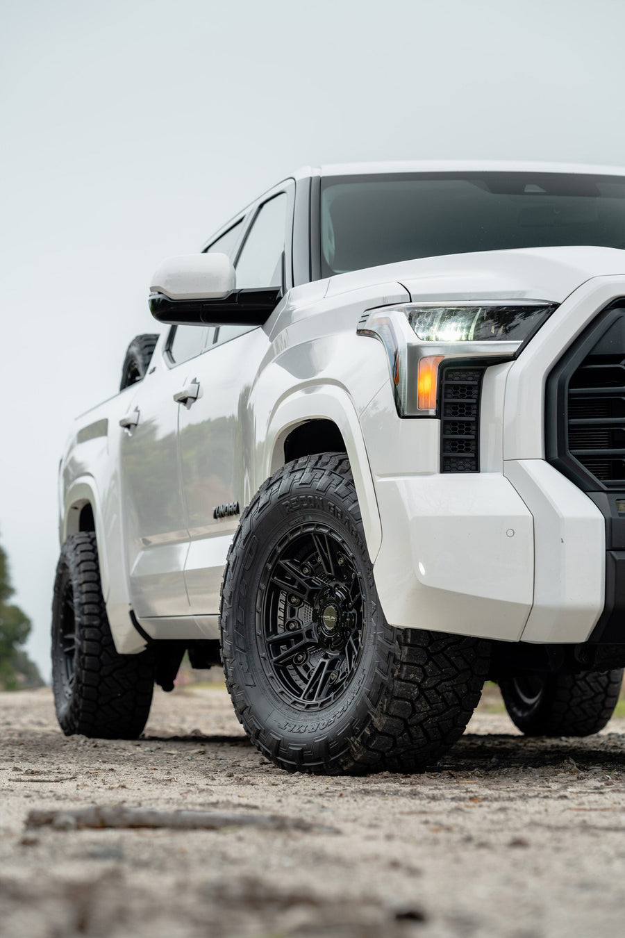 TOYOTA TUNDRA 4PLAY WHEELS S01 17X9 33X12.5X17 NITTO TIRE STOCK SUSPENSION