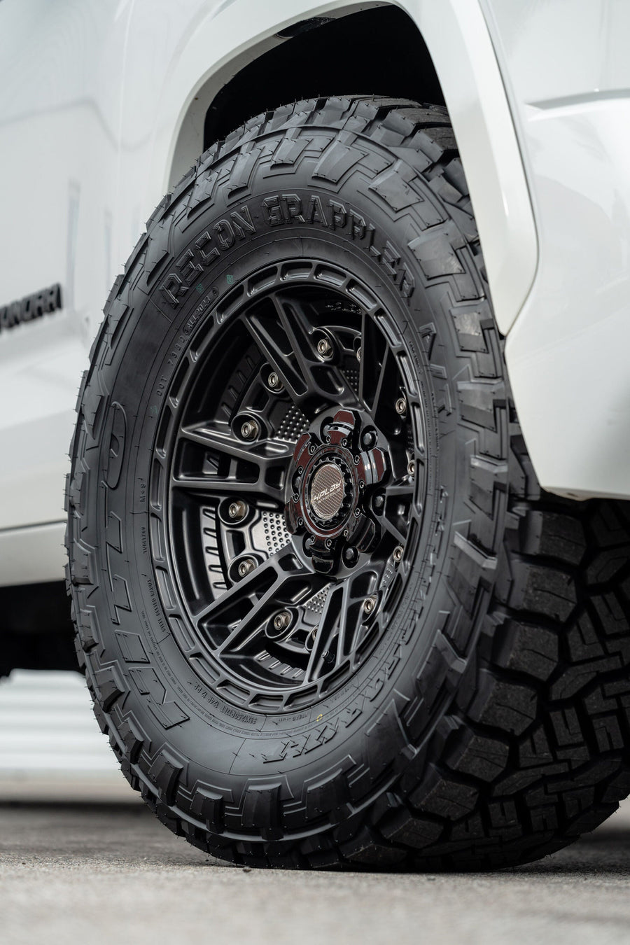 TOYOTA TUNDRA 4PLAY WHEELS S01 17X9 33X12.5X17 NITTO TIRE STOCK SUSPENSION