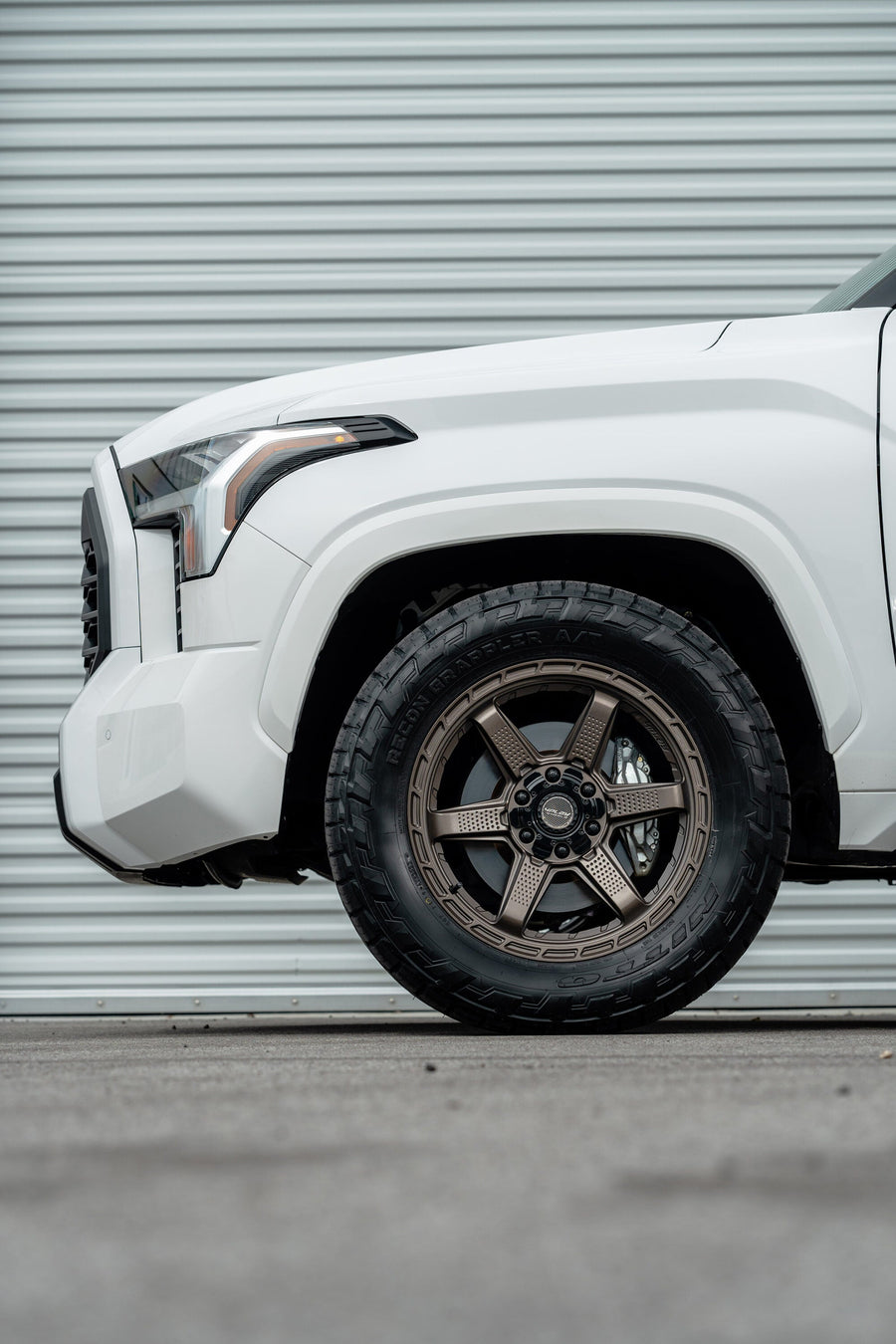 TOYOTA TUNDRA 4PLAY WHEELS S63 20X9 305X55X20 NITTO TIRE STOCK SUSPENSION