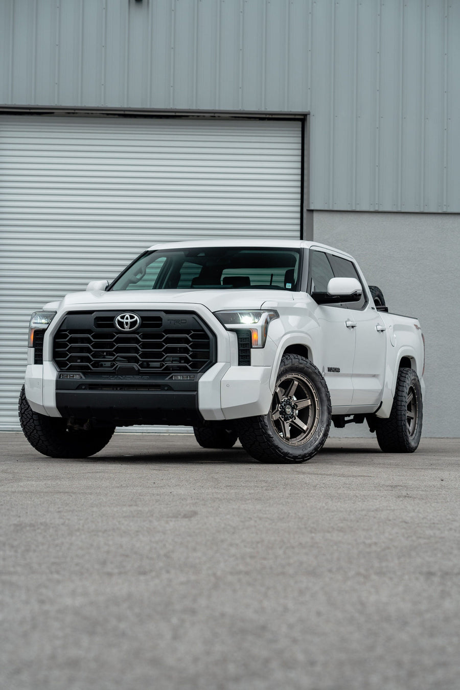 TOYOTA TUNDRA 4PLAY WHEELS S63 20X9 305X55X20 NITTO TIRE STOCK SUSPENSION