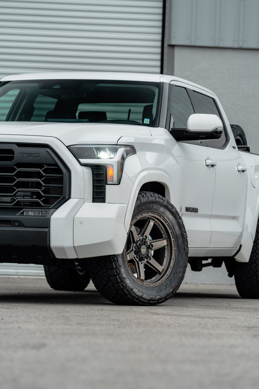 TOYOTA TUNDRA 4PLAY WHEELS S63 20X9 305X55X20 NITTO TIRE STOCK SUSPENSION