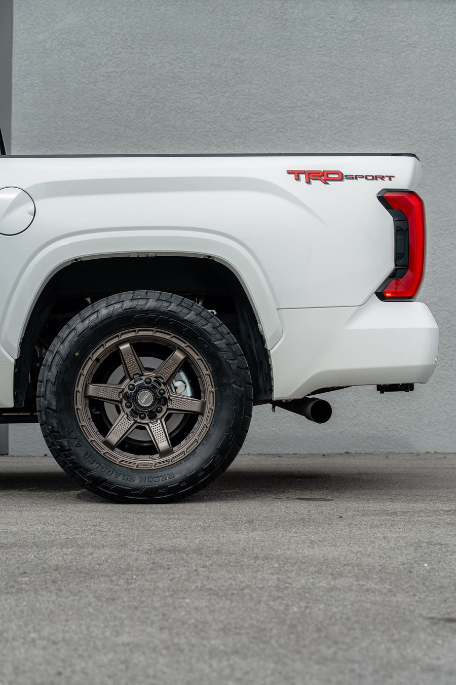 TOYOTA TUNDRA 4PLAY WHEELS S63 20X9 305X55X20 NITTO TIRE STOCK SUSPENSION