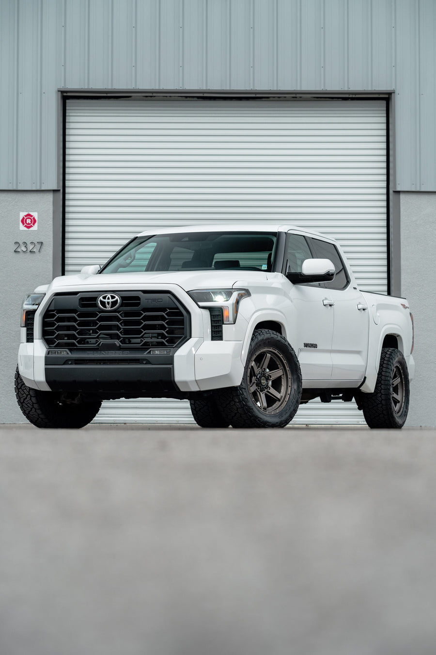 TOYOTA TUNDRA 4PLAY WHEELS S63 20X9 305X55X20 NITTO TIRE STOCK SUSPENSION