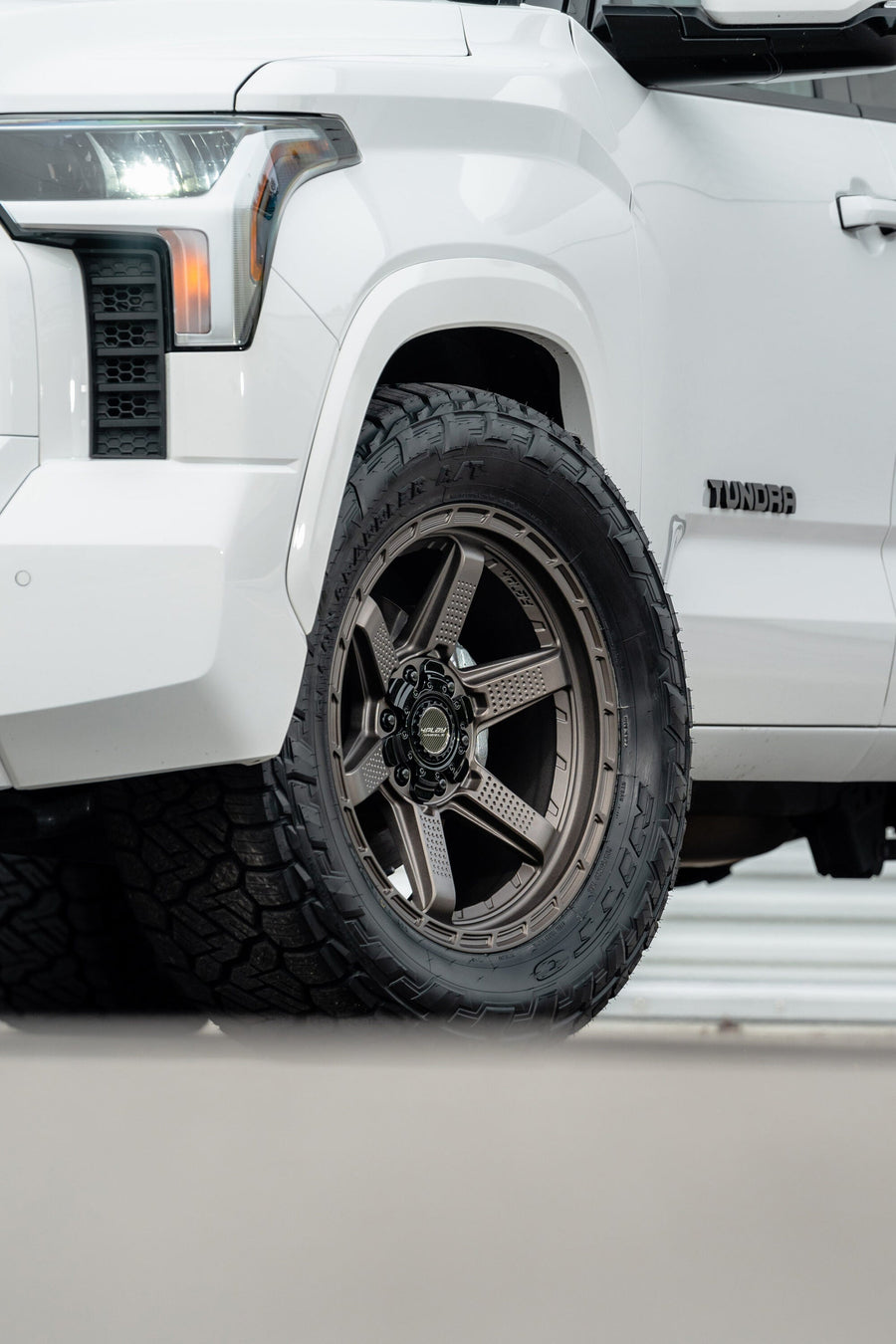 TOYOTA TUNDRA 4PLAY WHEELS S63 20X9 305X55X20 NITTO TIRE STOCK SUSPENSION