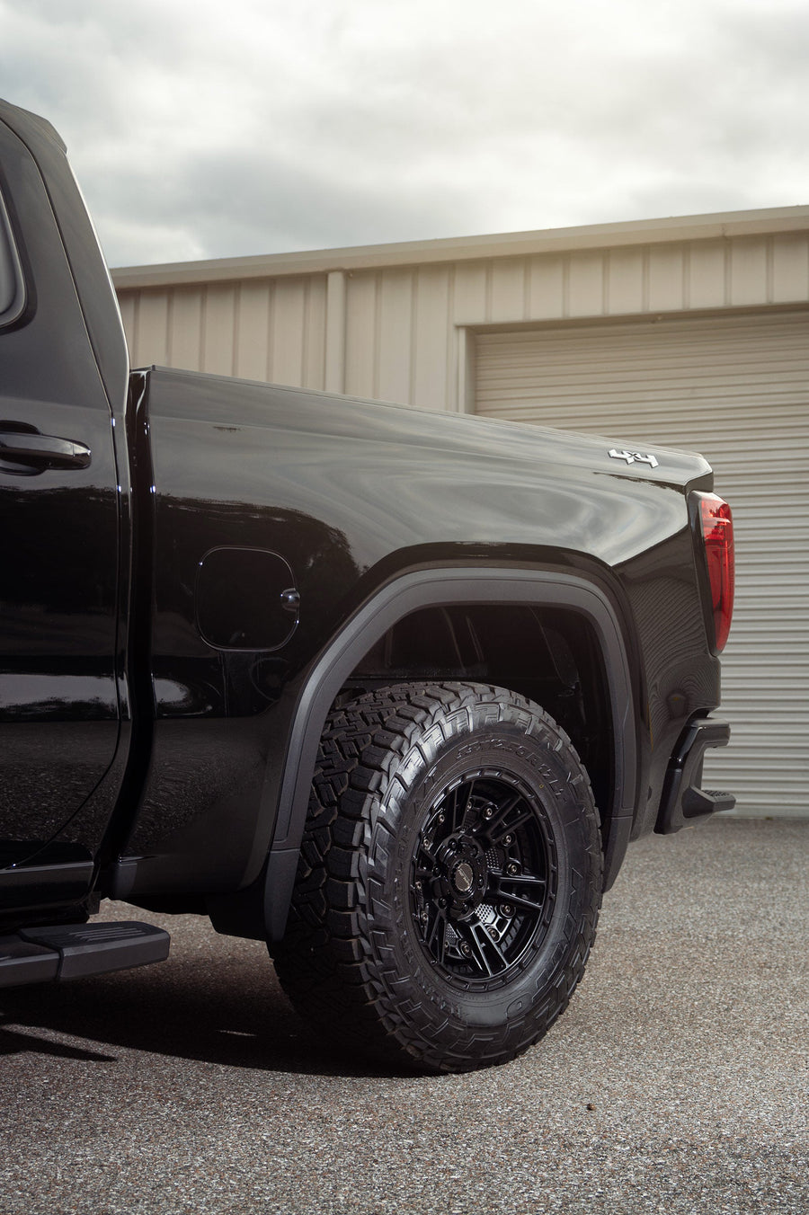 GMC Sierra 1500 4PLAY Wheels 4PS01 17x9 33x12.5x17 Tire