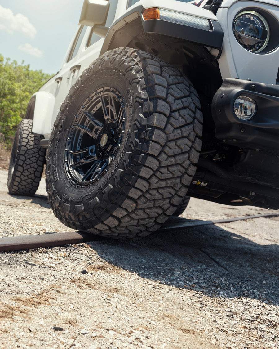 Jeep Gladiator 4PLAY Wheels 4PS20 Rims 17×9 35×12.5×17 Tires Stock Suspension