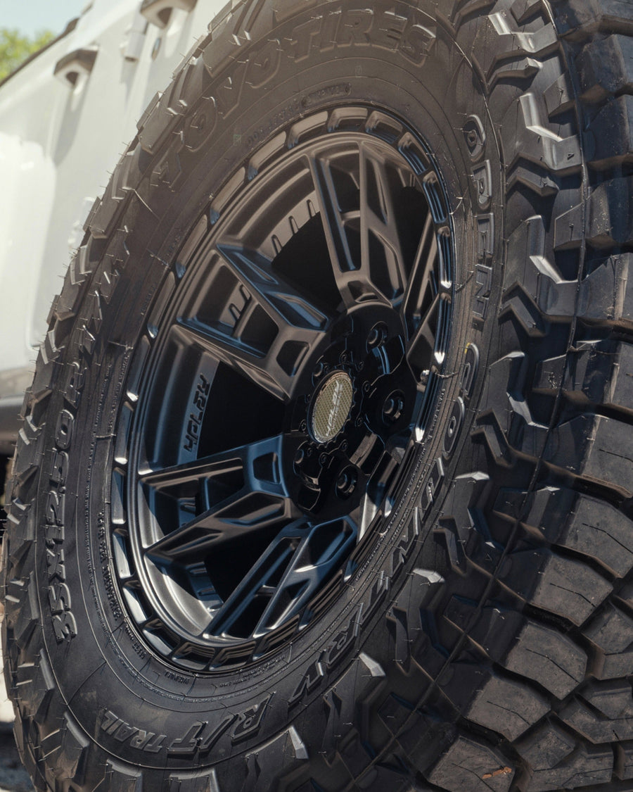 Jeep Gladiator 4PLAY Wheels 4PS20 Rims 17×9 35×12.5×17 Tires Stock Suspension