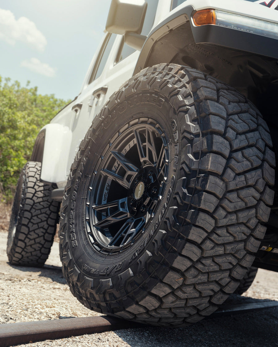Jeep Gladiator 4PLAY Wheels 4PS20 Rims 17×9 35×12.5×17 Tires Stock Suspension