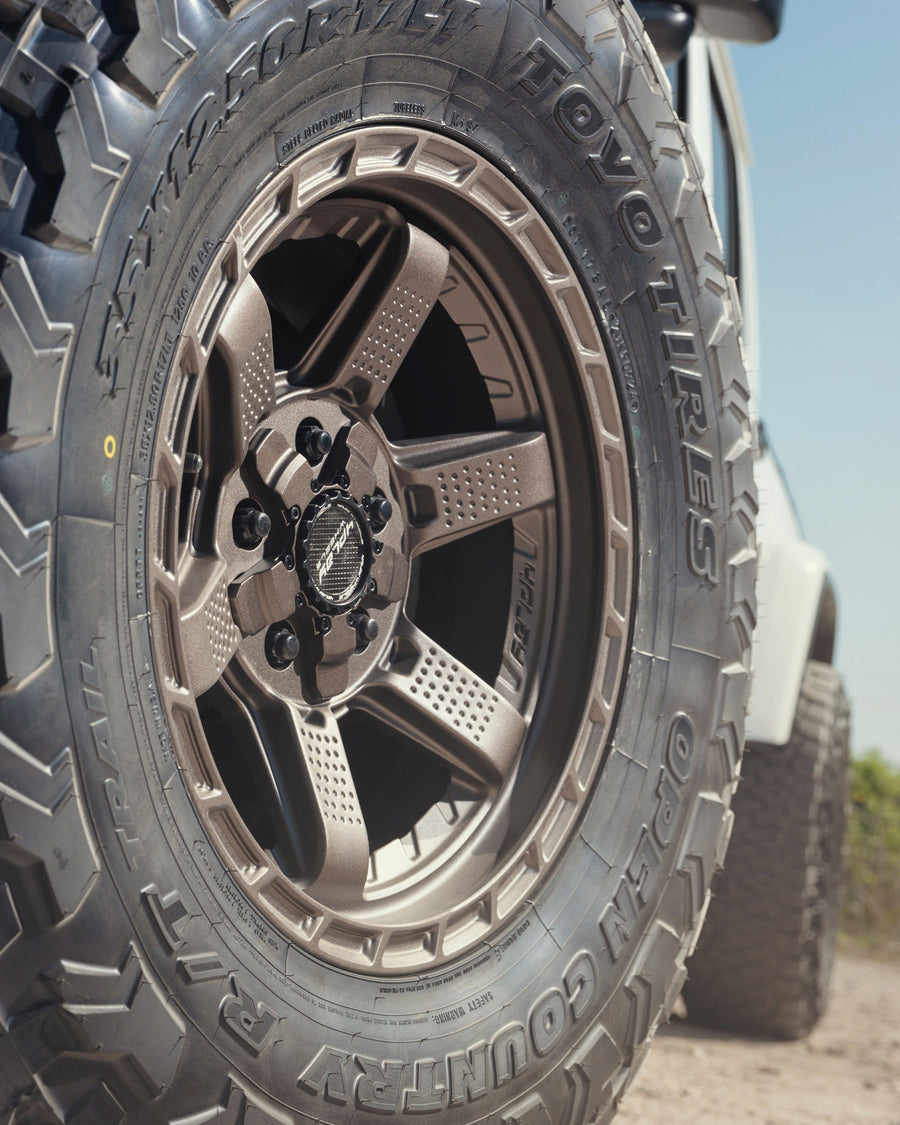 Jeep Gladiator 4PLAY Wheels 4PS63 Rims 17×9 35×12.5×17 Tires Stock Suspension