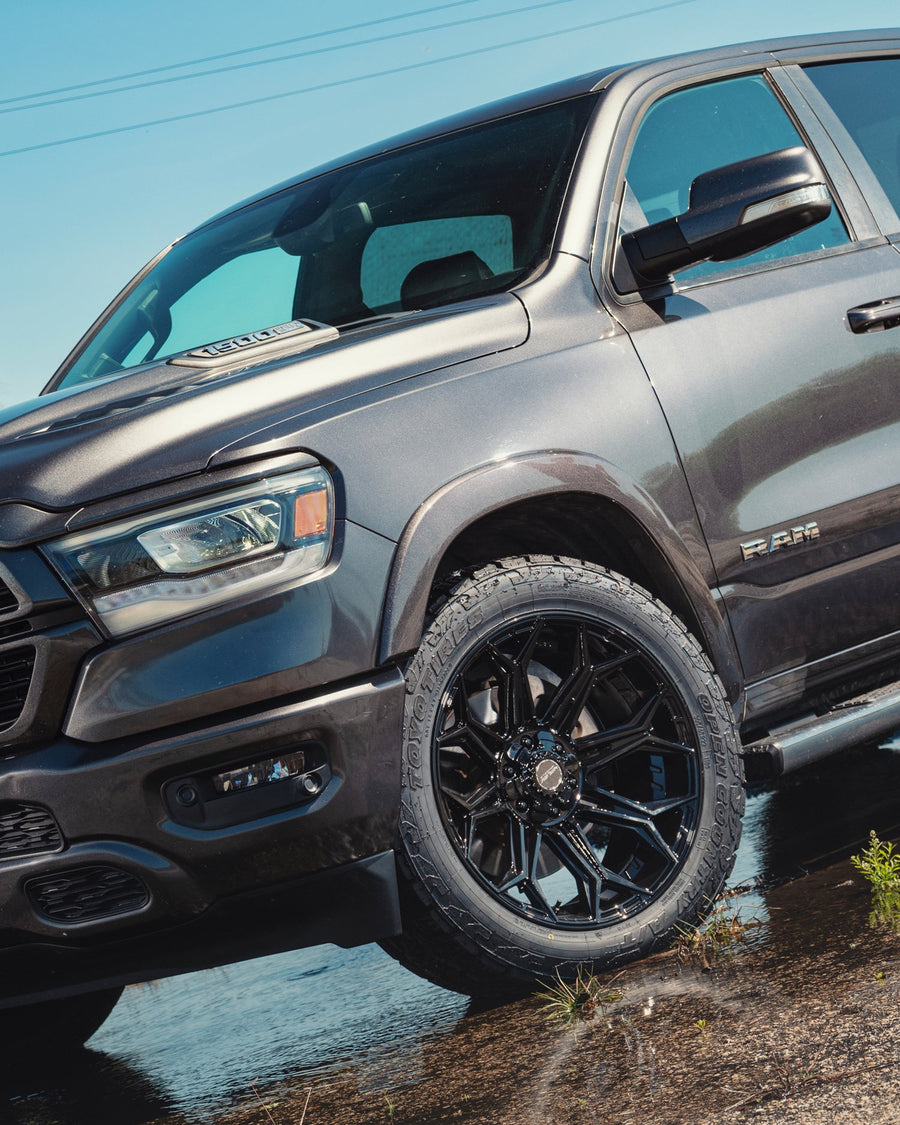 Ram 1500 4PLAY Wheels 4P83 Black 22x10 Toyo Tires 33x12.5x22 Stock Suspension