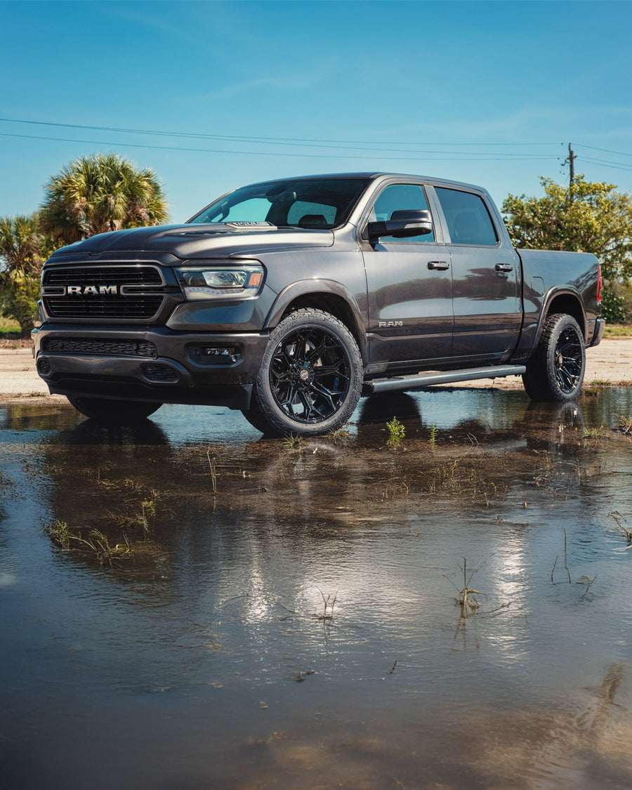 Ram 1500 4PLAY Wheels 4P83 Black 22x10 Toyo Tires 33x12.5x22 Stock Suspension