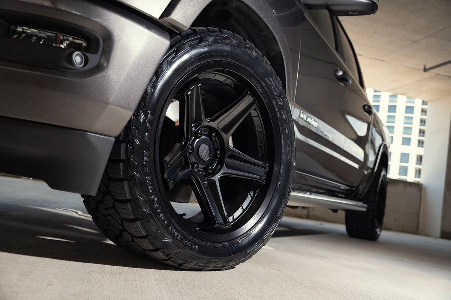 Ram 1500 Defiant Wheels DF07 22x10 33x12.5x22 Tire Stock Suspension